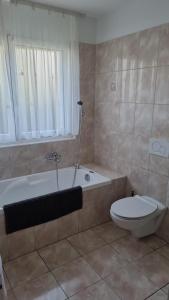 La salle de bains est pourvue d'une baignoire et de toilettes. dans l'établissement Casa MANUELA tra Bellinzona Locarno e Lugano, à Cadenazzo