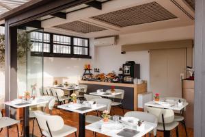 un restaurant avec des tables blanches et des chaises blanches dans l'établissement Sonder Piazza di Spagna, à Rome