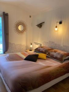 Ένα ή περισσότερα κρεβάτια σε δωμάτιο στο Au pont des Charettes - Villa piscine et SPA