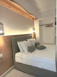 Posteľ alebo postele v izbe v ubytovaní Sfakia Seaside luxury Suites