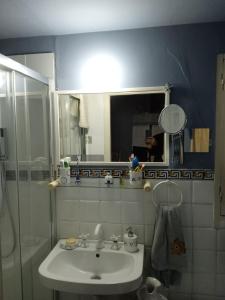ein Badezimmer mit Waschbecken und Spiegel in der Unterkunft AlCasart in Alcamo + 27 Fotos