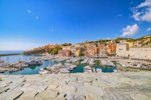 un grupo de barcos atracados en un puerto en Beau T2 sur le vieux port, centre de Bastia, en Bastia 5 fotos más