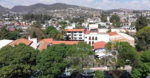 Vistas áridas a una ciudad con edificios y árboles en GS Jerocs Tlaxcala, en Tlaxcala de Xicohténcatl