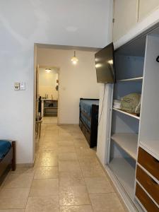een kleine kamer met een keuken en een hal bij Departamento Hospital Privado Quality maternidad Con cochera in Cordoba