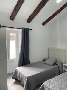 1 dormitorio con cama y ventana en Casa Triacastela, en Triacastela