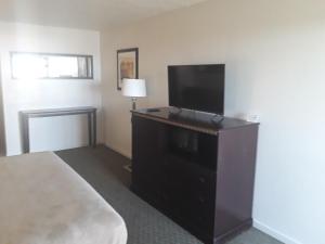 a bedroom with a flat screen tv on a dresser at Italy Inn in Italy