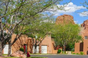 un edificio con árboles y una montaña en el fondo en Solano Vallejo 3347, en Moab