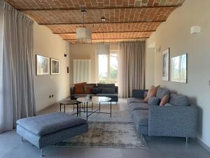 sala de estar con sofá y mesa en Villa Bricco 46, en Nizza Monferrato