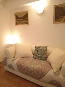 uma sala de estar com um sofá com almofadas em Il Rifugio, nel cuore della Maremma Toscana, zona Saturnia em Murci