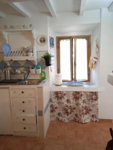 uma cozinha com um lavatório e uma janela em Il Rifugio, nel cuore della Maremma Toscana, zona Saturnia em Murci