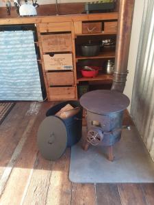 una antigua estufa en el suelo en una habitación en Tiny Home en Letterston