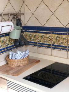uma cozinha com um balcão com um cesto de toalhas em Apartamentos La Palma em Ubrique