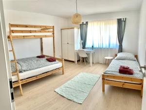 a bedroom with two bunk beds and a desk at Schöne Ferienwohnung mitten im Pfälzerwaldgebiet in Leimen