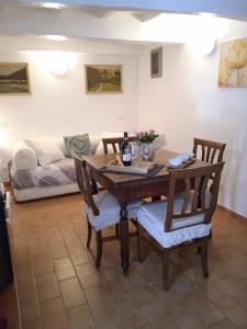 uma mesa de jantar com duas cadeiras e um sofá em Il Rifugio, nel cuore della Maremma Toscana, zona Saturnia em Murci
