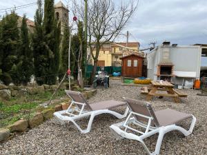 two chairs and a swing in a yard at La Rectoria in Coscó 