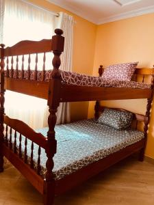 Tempat tidur susun dalam kamar di Dala Luxury Home- Bondo