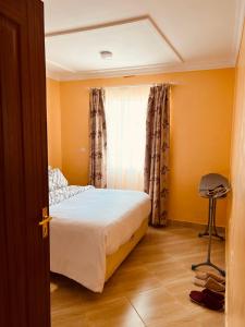 1 dormitorio con cama y ventana en Dala Luxury Home- Bondo en Bondo