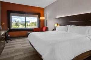 เตียงในห้องที่ Holiday Inn Express & Suites Sanford - Lake Mary, an IHG Hotel