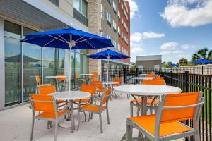 Holiday Inn Express & Suites Sanford - Lake Mary, an IHG Hotel tesisinde bir restoran veya yemek mekanı