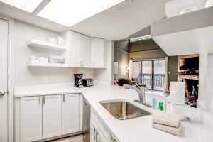 Kuchyň nebo kuchyňský kout v ubytování Mountainside Trailview Condo: Cozy Frisco Retreat