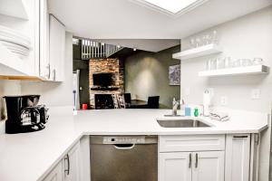 Kuchyň nebo kuchyňský kout v ubytování Mountainside Trailview Condo: Cozy Frisco Retreat