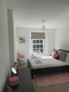 2 bed period cottage sleeps 4 in central Crickhowell في كريكهويل: غرفة نوم بسرير ونافذة
