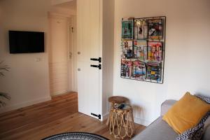 ein Wohnzimmer mit einem Sofa und einem Kühlschrank in der Unterkunft Southpoint Zandvoort with free parking in Zandvoort