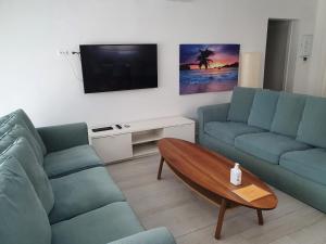 salon z 2 niebieskimi kanapami i stolikiem kawowym w obiekcie Paraiso w mieście Torrevieja