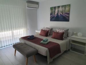sypialnia z łóżkiem i dwoma ręcznikami na nim w obiekcie Paraiso w mieście Torrevieja +37 zdjęć
