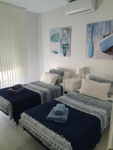 Pokój z 3 łóżkami z niebieską pościelą w obiekcie Paraiso w mieście Torrevieja