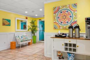 Kuchyň nebo kuchyňský kout v ubytování Cayman Suites Hotel