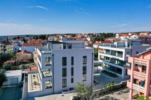 uma vista aérea de uma cidade com edifícios em Adria Concept boutique apartments em Zadar