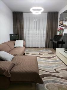 ein Wohnzimmer mit Sofa und Klavier in der Unterkunft B&B G&G in Verona