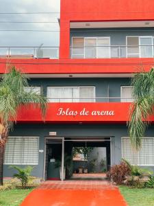 un edificio rojo con un cartel que dice jussias de americana en Islas de Arena en Colón