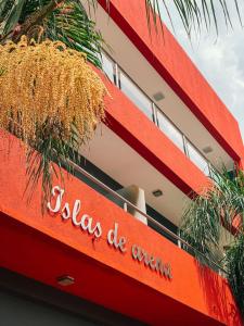 un edificio rojo con las palabras melias be argento en Islas de Arena en Colón