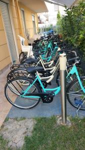 uma fila de bicicletas estacionadas fora de um edifício em Antares em Riccione