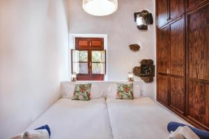 Habitación pequeña con sofá blanco y ventana en Hotelito Rural Flor de Timanfaya, en Tinajo