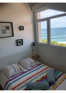 - une chambre avec un lit et une vue sur l'océan dans l'établissement Bel appartement vue mer - 1er rang front de mer, à Saint-Jean-de-Luz