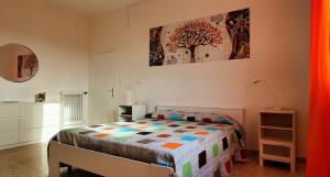 ein Schlafzimmer mit einem Bett und einem Wandgemälde in der Unterkunft Casa Lucky in Grosseto