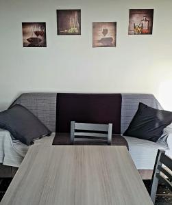 ein Wohnzimmer mit einem Sofa und einem Tisch in der Unterkunft Casa Lucky in Grosseto