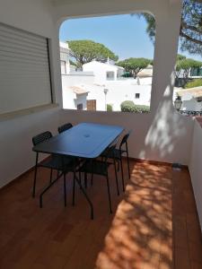Una mesa y sillas en una habitación con ventana. en Villa 88, en Almancil