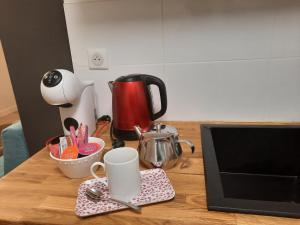 - un comptoir de cuisine avec une cafetière et une bouilloire dans l'établissement Résidence Beauvau - Numéro 6 - Centre de SARLAT, à Sarlat-la-Canéda