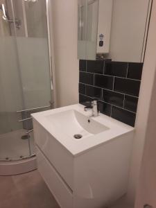 une salle de bain avec un lavabo blanc et une douche dans l'établissement Résidence Beauvau - Numéro 6 - Centre de SARLAT, à Sarlat-la-Canéda 42 autres photos