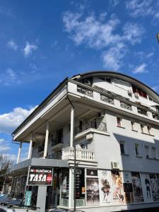 biały budynek z napisem przed nim w obiekcie Apartman Andjela w mieście Vrnjačka Banja