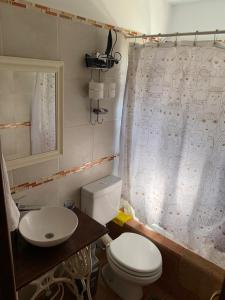 烏斯懷亞的住宿－Casa Los Canelos，浴室配有白色卫生间和盥洗盆。