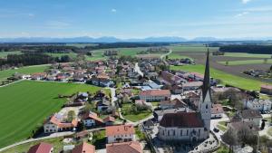 uma vista aérea de uma pequena cidade com casas em Modernes Loft vor den Toren des Chiemgaus em Tacherting