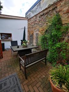 ławka na ceglanym patio ze stołem w obiekcie Pension No. 12 w mieście Ketzin
