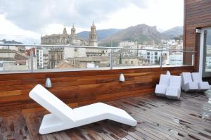 balcón con sillas y vistas a la ciudad en Hotel Xauen, en Jaén