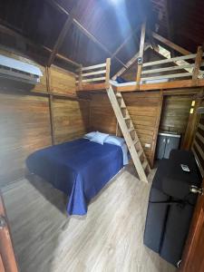 a bedroom with a blue bed in a room at Rancho Alegre in Pacora