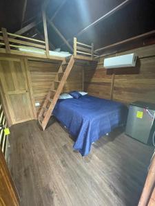 Una cama o camas cuchetas en una habitación  de Rancho Alegre